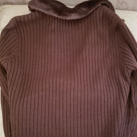 Brown Sweater with faux fur collar - Picture 3 of 3